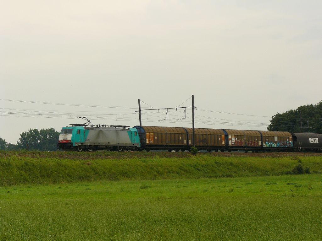 NMBS TRAXX Lok 2828 mit G�terzug in Ekeren bei Antwerpen 12-08-2011.