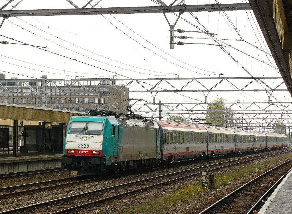 NMBS TRAXX lok 2835 memit �BB Eurofima Wagen als Intercity von Brussel nach Amsterdam. Gleis 6 Leiden Centraal Station 29-04-2012.

NMBS TRAXX lokomotief 2835 met gehuurde Oostenrijkse Eurofima rijtuigen als doorgaande trein uit Brussel naar Amsterdam over spoor 6 Leiden Centraal Station 29-04-2012.