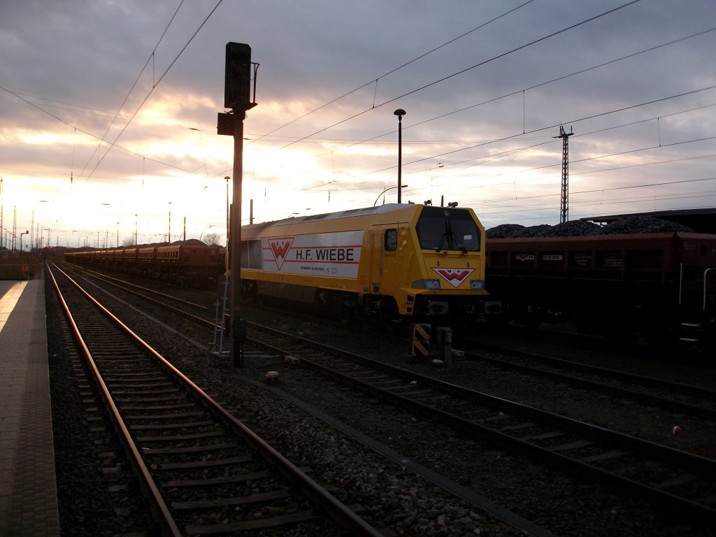 Noch rechtzeitig bevor das Tageslicht verschwand,erwischte ich 264 011 von H.F.Wiebe abgestellt in Bergen/Rgen am 14.November 2010.