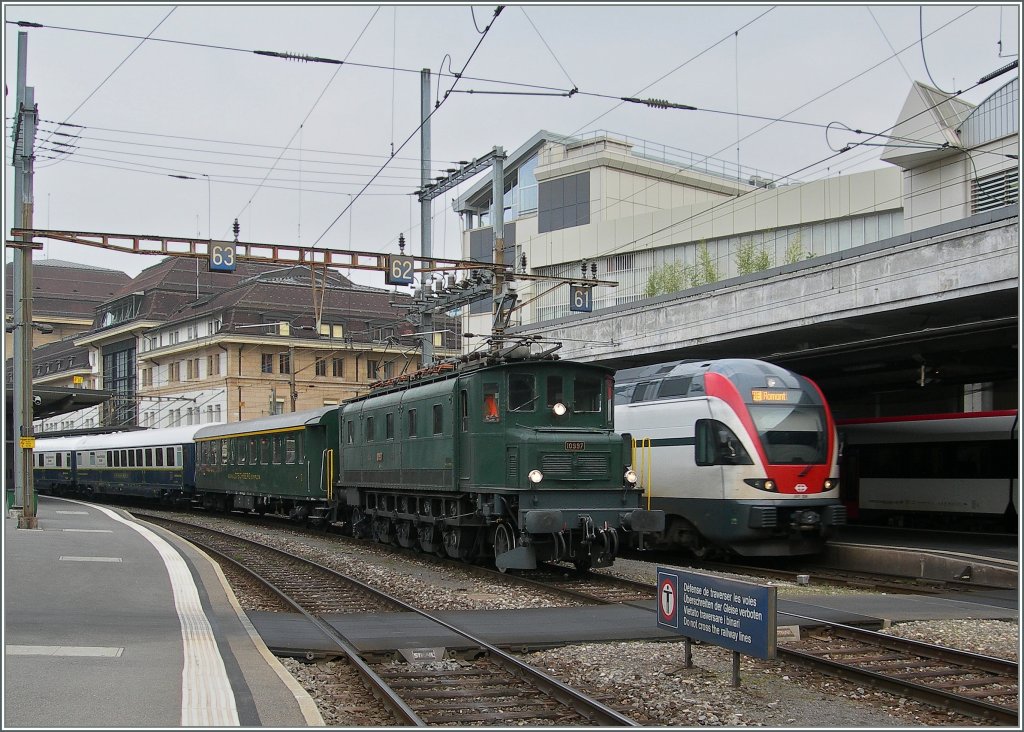 Nochmals die Ae 4/7 10997, diesmal von der  Antriebsseite  her aufgenommen.
Lausanne, den 1. Mai 2013