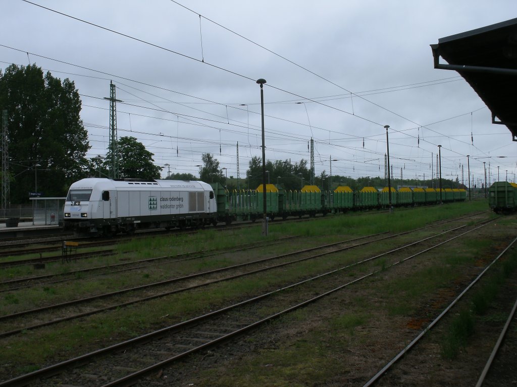 NRS 223 143-8 mu�te,am 26.Mai 2013,in Bergen/R�gen.die leeren Holzwagen auf die Ladestra�e bereit stellen.