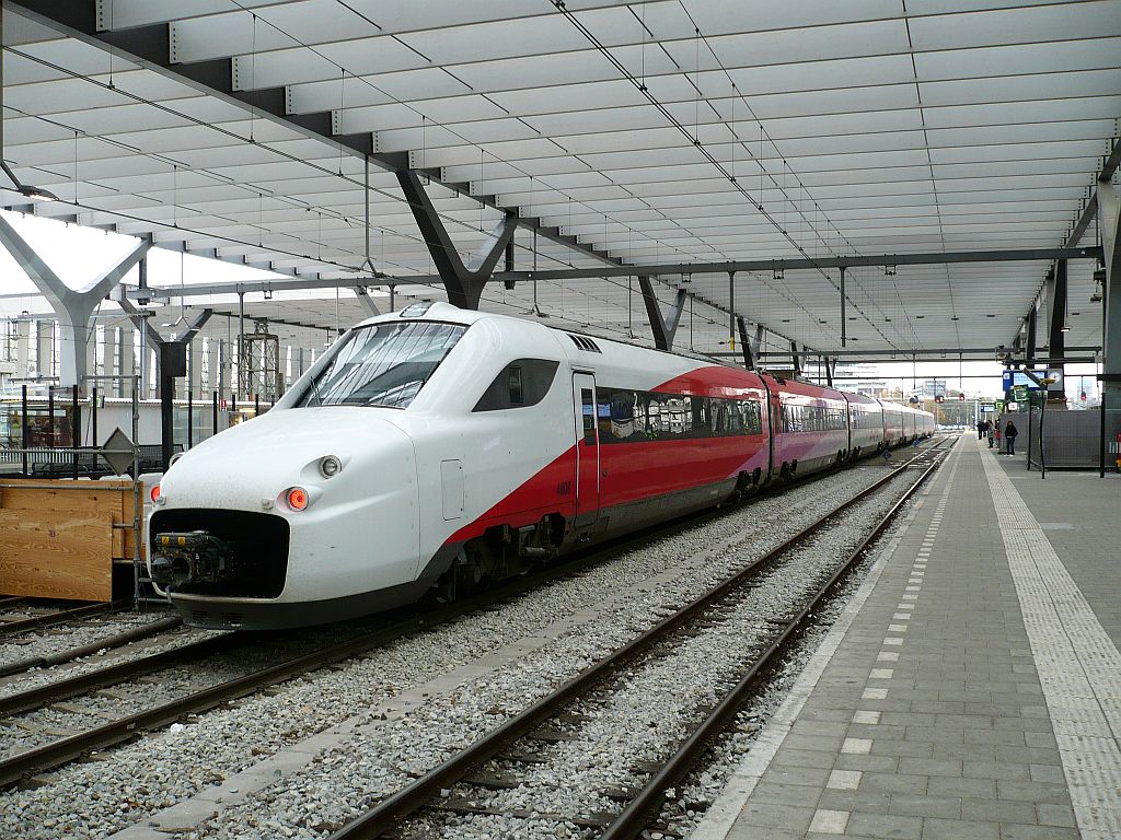 NS Hispeed  Albatros  V250 mit Nummer 4808 Gleis 10b. Rotterdam Centraal Station 21-11-2012.

NS Hispeed  Albatros  V250 treinstel nummer 4808 op spoor 10b langs het tijdelijke perron. Rotterdam Centraal Station 21-11-2012.