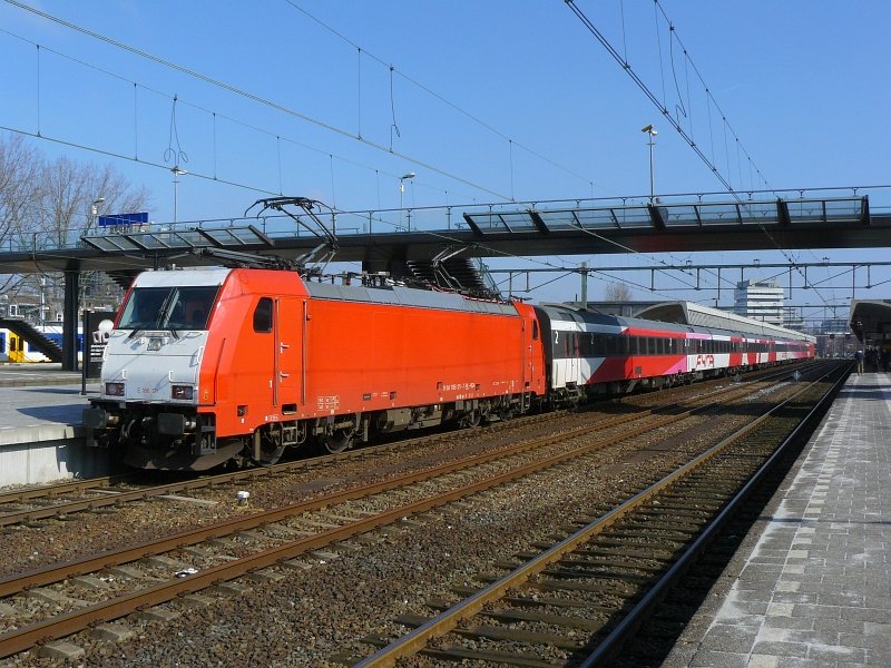 NS Hispeed TRAXX lok Nummer 91 84 1186 121-7 mit FYRA Zug nach Amsterdam in Rotterdam centraal station 10-03-2010. 