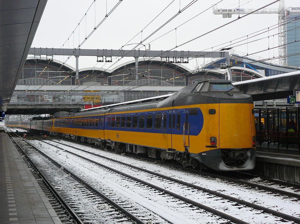NS ICM-III 4043, 4086 mit zwei andere Triebwagen auf Gleis 11 Utrecht Centraal Station 07-12-2012.

NS treinstellen ICM-III 4043, 4086 en nog twee andere ICM-III'n op spoor 11 Utrecht CS 07-12-2012.