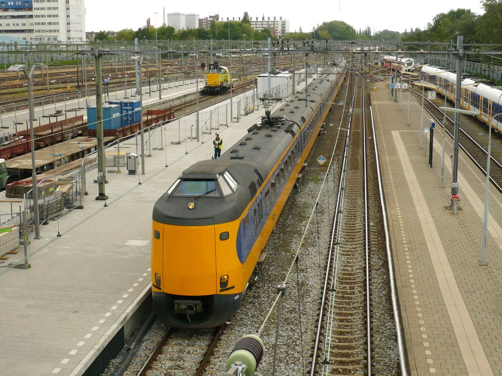 NS koplopers 4220 und 4217 Gleis 14 Rotterdam Centraal Station 13-06-2012.

NS koplopers 4220 en 4217 spoor 14 Rotterdam Centraal Station 13-06-2012.