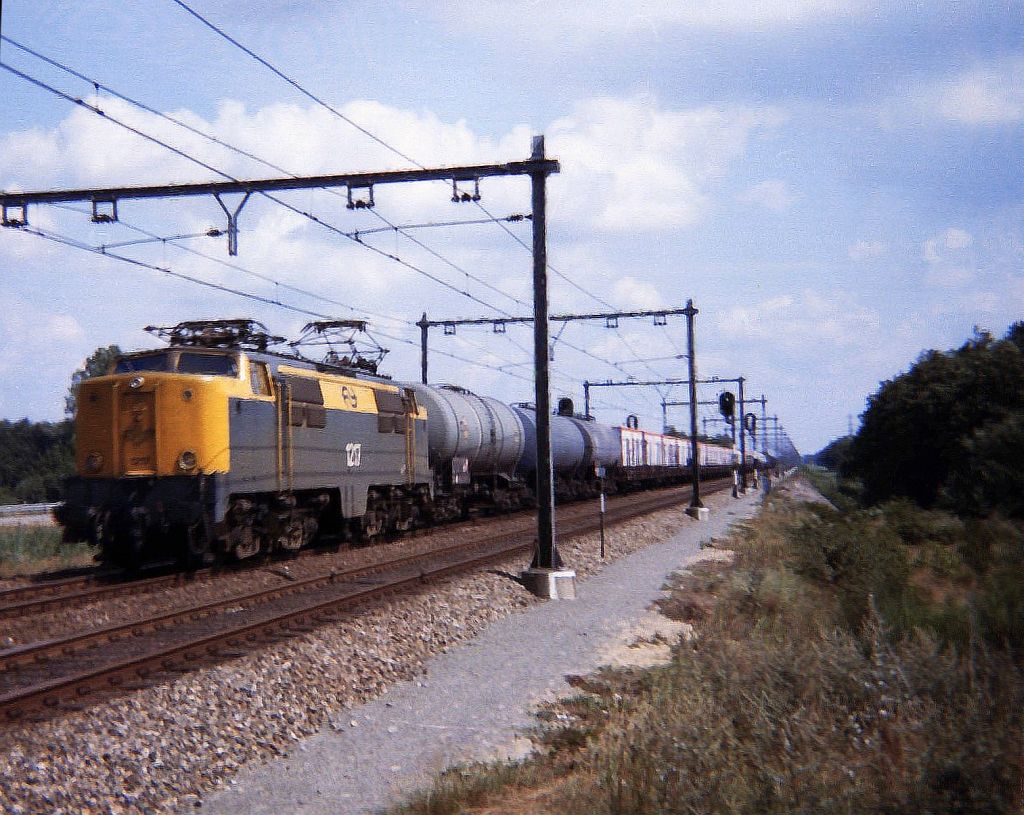 NS Lok 1217 mit G�terzug Stroe 1980 (Scan von Negativ).

NS locomotief 1217 met bonte goederentrein. Stroe rond 1980. (Gescand negatief) 