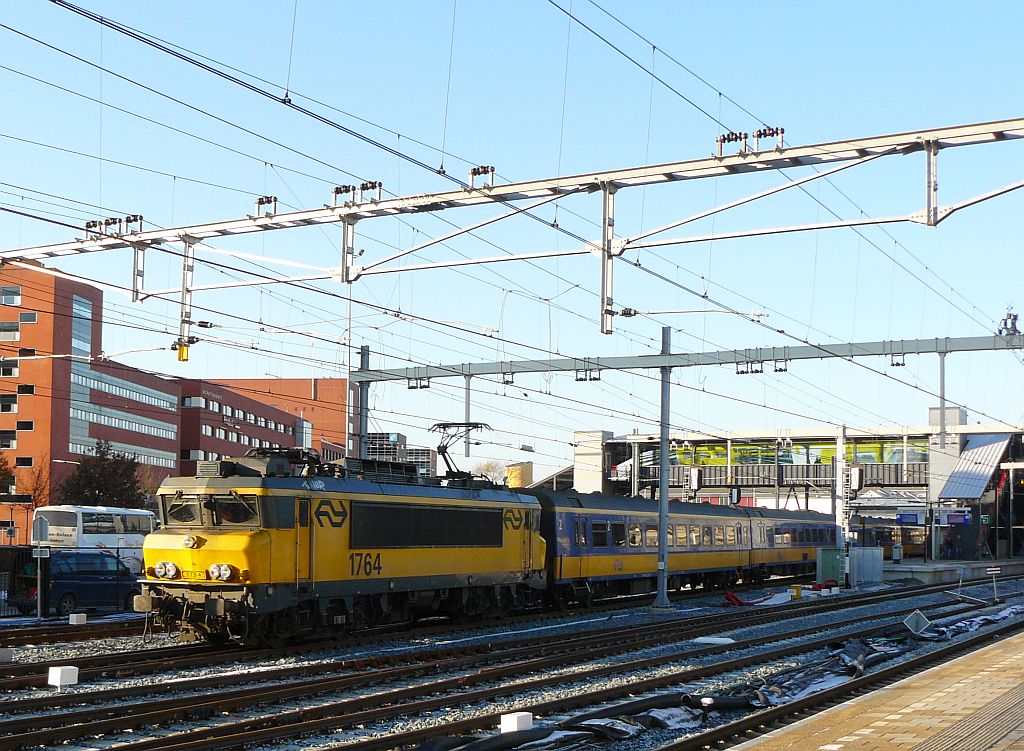 NS Lok 1765 mit Intercity nach Roosendaal. Zwolle 11-12-2012.

Lokomotief 1764 met ICR-rijtuigen als Intercity over de IJssellijn naar Roosendaal bij vertrek uit Zwolle 11-12-2012.