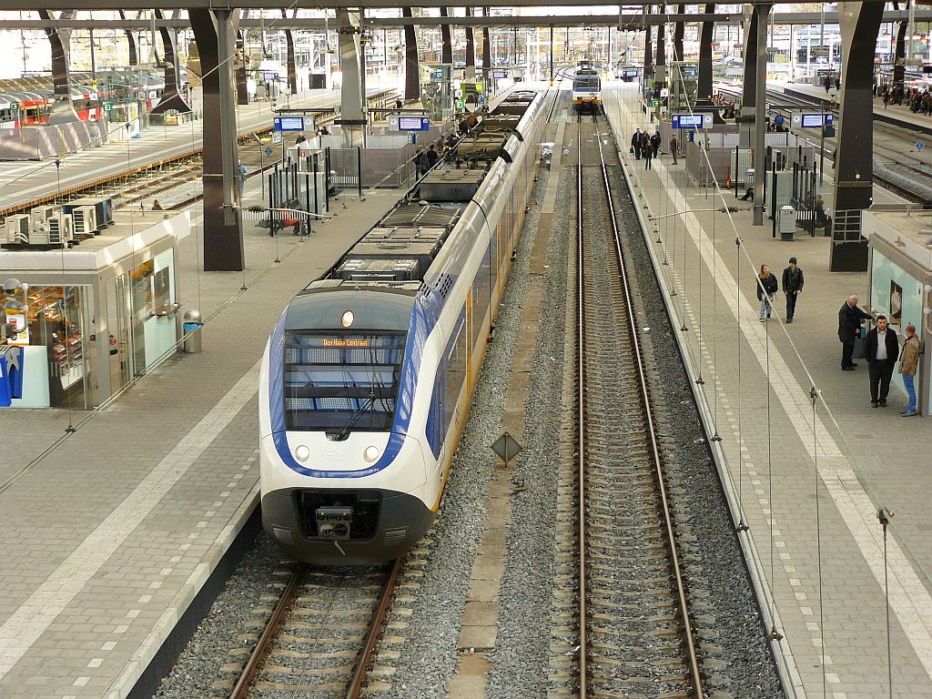 NS SLT-6 als Nahverkehrzug nach Den Haag CS. Gleis 8 Rotterdam Centraal Station 28-11-2012.

SLT-6 als stoptrein naar Den Haag CS op spoor 8 Rotterdam Centraal Station 28-11-2012.