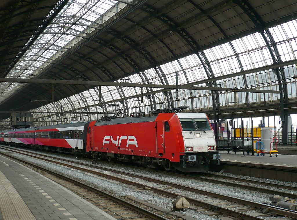 NS Traxx Lok E186 116 auf Gleis 13 Amsterdam Centraal Station 25-04-2013.

NS TRAXX locomotief E186 116 volledig nummer 91 84 1186 116-7 met Fyra trein als leeg materieel naar de Watergraafsmeer. Spoor 13 Amsterdam Centraal Station 25-04-2013.
