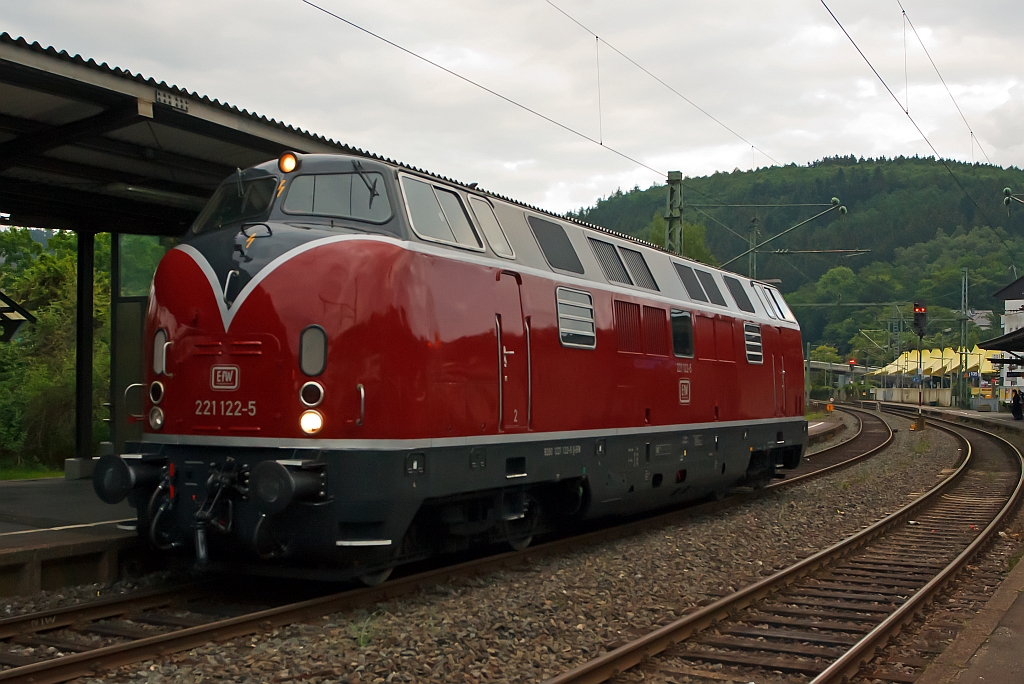 
Nun haben wir 1.000 Bilder auf hellertal.startbilder.de dafr gibt es heute eine V 200.1, sowie ein Danke an Euch alle.

Am 16.06.2012 gegen 20:20 Uhr kam mir berraschend im Bahnhof Betzdorf (Sieg), die 221 122-5, ex DB V200 122, der EfW-Verkehrsgesellschaft mbH, Frechen vor die Linse.

Die V 200.1 wurde 1964 unter der Fabrik-Nr. 19242 (wie alle V200.1) bei Krauss-Maffei gebaut.
Die Baureihe V 200.1 ist eine Weiterentwicklung der Baureihe V 200.0, zu der Krauss-Maffei 1960 den Auftrag erhalten hat. Von der Baureihe V 200.0 unterscheidet sich die V 200.1 im Wesentlichen durch die strkeren Antriebsmotoren von 2  1350 PS gegenber 2  1100 PS bei der V 200.0. Diese wurden notwendig, da durch das gestiegene Verkehrsaufkommen die Zge lnger und schwerer geworden waren. Dadurch kamen die Lokomotiven der Baureihe V 200.0 an ihre Leistungsgrenzen, was nicht selten zu Versptungen fhrte. Das hhere Gewicht der neuen Motoren wurde zum Teil durch den Einsatz von Leichtbaustoffen und die Verwendung eines leichteren Kessels fr die Dampfheizung wieder ausgeglichen.