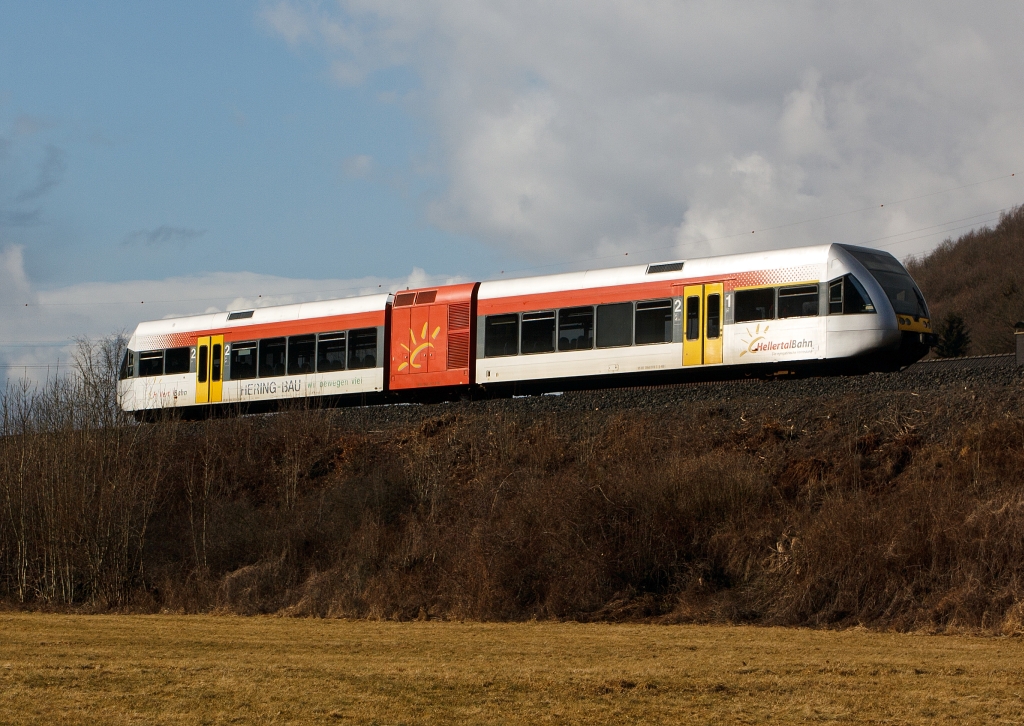 Nun sind wir hier bei hellertal.startbilder schon bei 500 angelangt, hier fr:
Die Hellertalbahn fhrt am 19.02.2012 mit einem Stadler GTW 2/6 Richtung Betzdorf, hier bei Herdorf-Sassenroth.