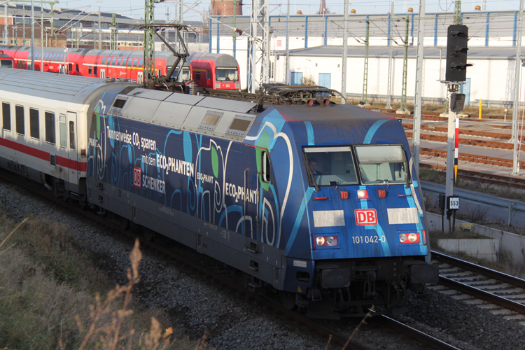 Nur 2 Tage nach meiner Aufnahme kam die schmutzige ECOPHANT 101 042-0 mit IC 2377 von Ostseebad Binz nach Frankfurt(Main)Hbf im Rostocker Hbf. vorbei.28.11.2011