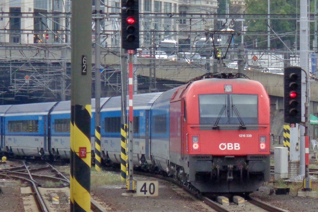 OBB 1216 239 war am 16 September 2017 mit ein RailJet in Praha hl.n. aktiv.