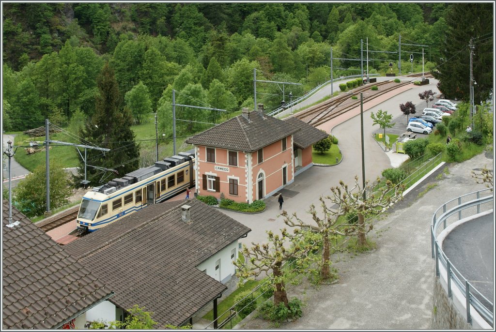 Obwohl der FART Triebwagen etwas verdeckt ist, zeigt dies Bild doch schn die Dimensionen des  Grenzbahnhofs  Camedo. 
22. Mai 2013