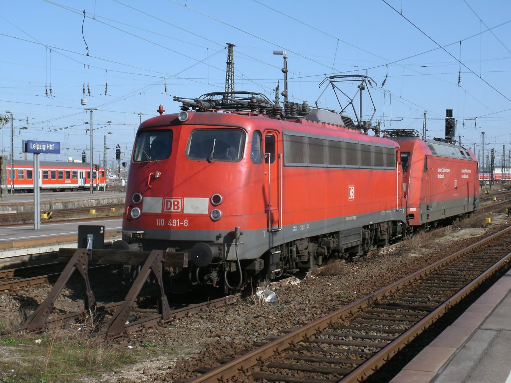 Obwohl Niemand auf dem Fhrerstand war,stand 110 491-8 aufgebgelt zusammen mit 101 038-8,am 26.Mrz 2012 vor dem Leipziger Hbf.