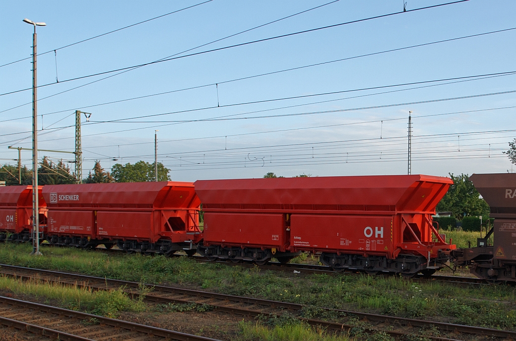 Offene Schttgutwagen (Erzwagen) mit schlagartiger Schwerkraftentladung, hydraulischem Klappenverschlusssystem und 6 Radstzen (Falrrs 152), am 21.08.2011 in Toisdorf, aus einen Zug aufgenommen. Der Falrrs 152 ist eine Wageneinheit aus zwei mit einer Kuppelstange verbundenen Wagen der Bauart Faals 151, an den Enden mit Automatische UIC-Kupplung (AK), keine Seitenpuffer. (Aufnahme aus einem Sonderzug)