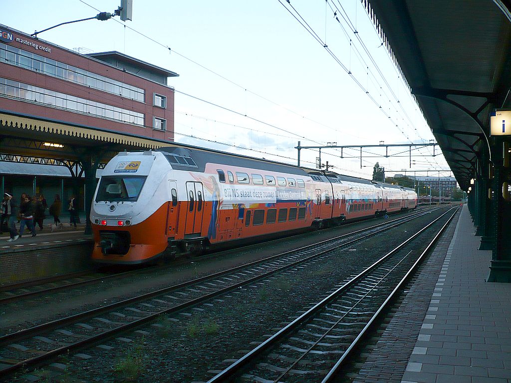 Olympische DD-IRM TW Gleis 1 Den Bosch 18-09-2012.

DD-IRM 9520 of 9525 in olympische uitvoering. Spoor 1 Den Bosch 18-09-2012.