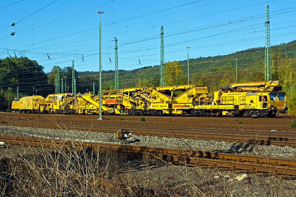 Plasser & Theurer Bettungsreinigungsmaschine RM 900 S - 2 SIM (Schweres Nebenfahrzeug Nr. 97 11 39 901 17-9) der Schweerbau abgestellt am 16.10.2011 in Betzdorf/Sieg.