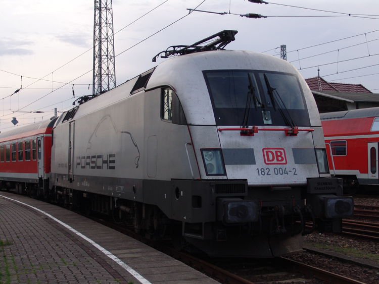 Porsche-Taurus 182 004-2 steht mit RE38591 von Warnemnde Richtung Berlin Hbf(tief)abgestellt im Bahnhof Warnemnde.(30.10.10)