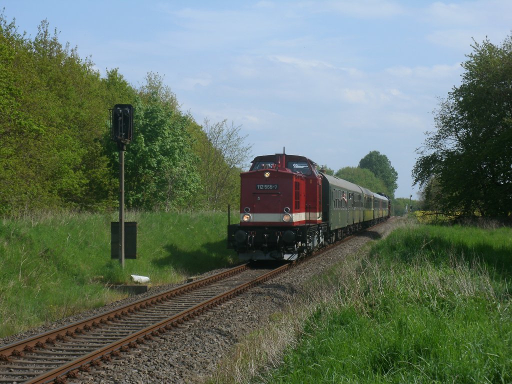 PRESS 112 565-7 zog den Sonderzug Putbus-Cottbus,am 19.Mai 2012,am Vorsignal von Bergen/R�gen vorbei.Am Schlu� 01 0509-8.