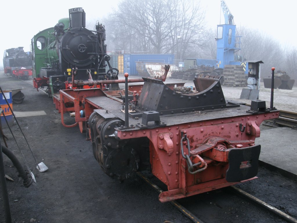 Rahmen von 99 4652 die irgendwann mal wieder fahren soll,am 17.Mrz 2012,vor der Werkstatt in Putbus.