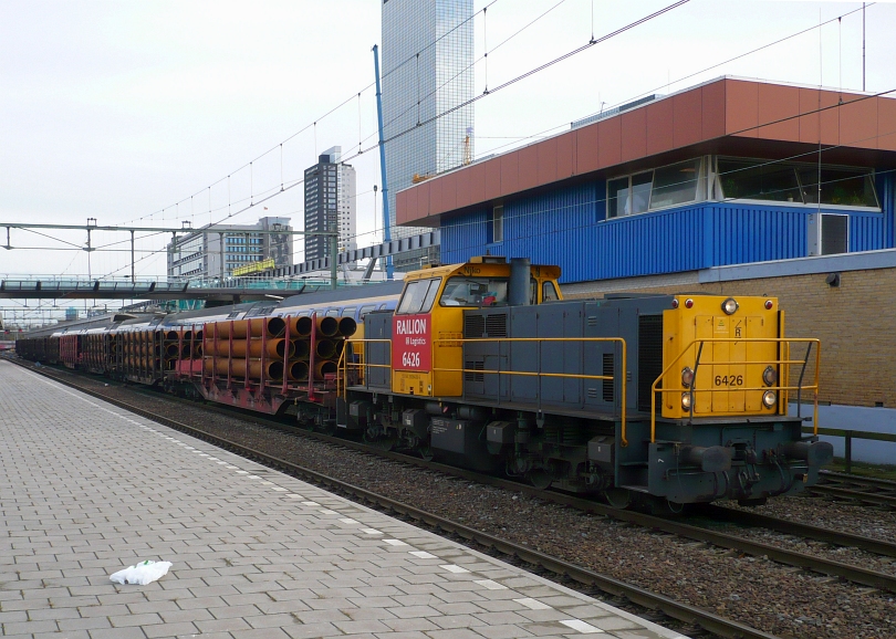 Railion 6426 mit G�terzug nach Vlaardingen auf Gleis 10, Rotterdam Centraal Station 10-11-2010.