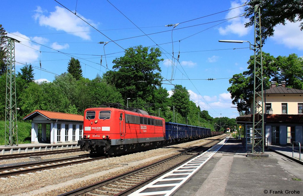 Railion DB Logistics 151 071-8 mit einem Gterzug Richtung Rosenheim, KBS 950 Mnchen - Kufstein, fotografiert bei der Durchfahrt Bhf. Aling am 14.05.2012