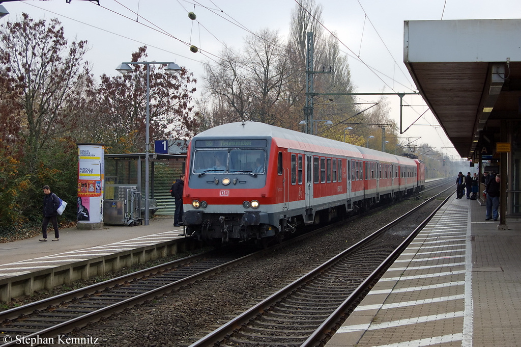 RB (RB 21214) von Pinneberg nach Neum�ster in Elmshorn. Geschoben hatte die 143 557-7. 08.11.2011