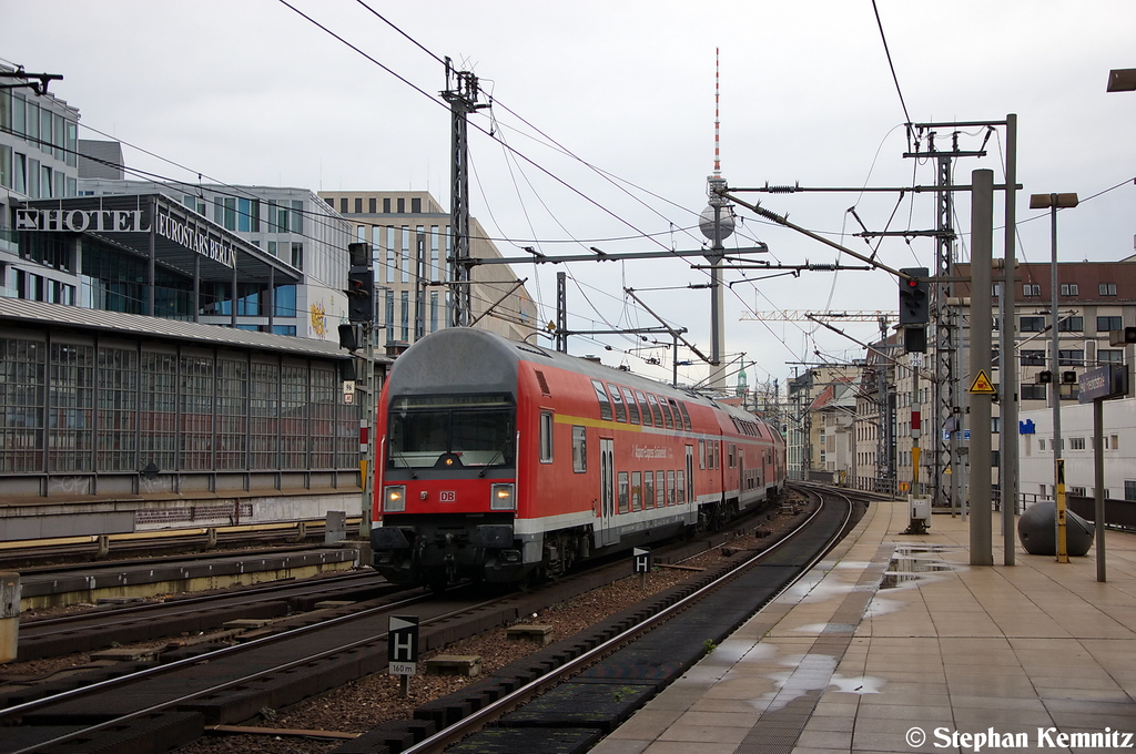 RB14 (RB 18914) von Berlin-Sch�nefeld Flughafen nach Nauen, bei der Einfahrt in den Bahnhof Berlin Friedrichstra�e. Geschoben hatte die 143 251-7. 03.11.2012