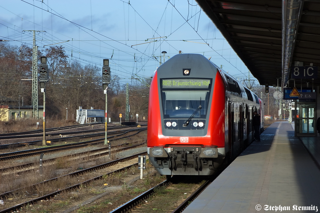 RB40 (RB 27522) von Burg(Magdeburg) nach Braunschweig Hbf im Magdeburger Hbf. Seid dem Fahrplanwechsel werden auch hier die neuen Dostos-Garnituren verwendet und haben damit die alten DR-Dostos abgelst. Geschoben hatte die 143 256-6. 28.12.2011