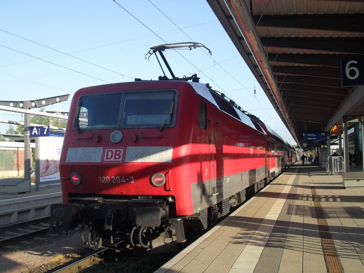 RE 33004 von Rostock Hbf Richtung Hamburg Hbf kurz vor der Abfahrt im Rostocker Hbf.(05.06.10)