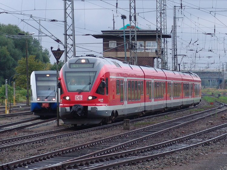 RE 33310 von Ostseebad Binz Richtung Stralsund bei der Einfahrt um 10.57 Uhr im Bf Stralsund.(28.08.10)