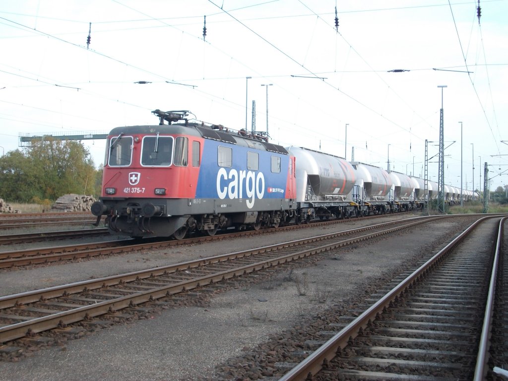 Re 421 375 am 13.Oktober 2010 abgeb�gelt in Mukran.