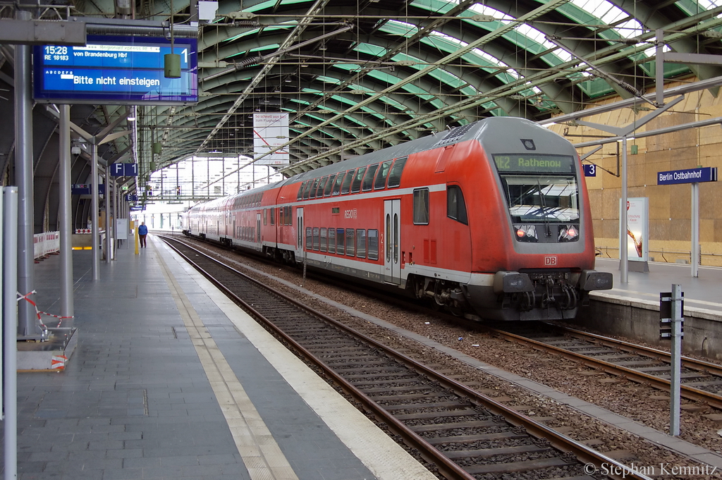 RE2 (RE 37382) von Berlin Ostbahnhof nach Rathenow im Berliner Ostbahnhof. Gezogen von der 112 189. 06.10.2011