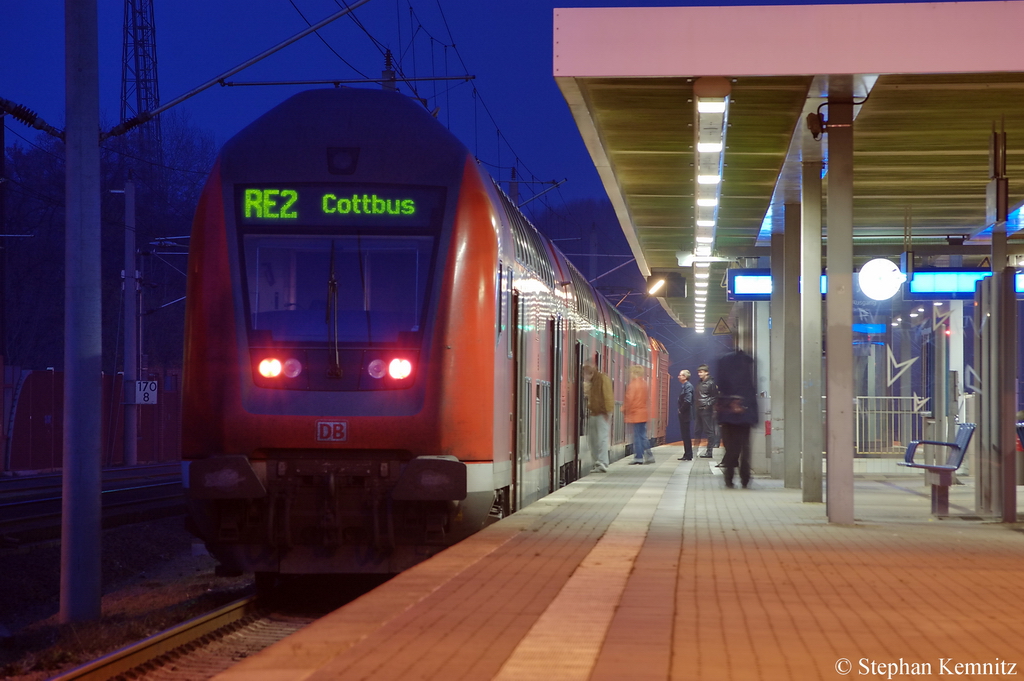 RE2 (RE 37385) von Rathenow nach Cottbus steht am Gleis 1 in Rathenow. 06.11.2011