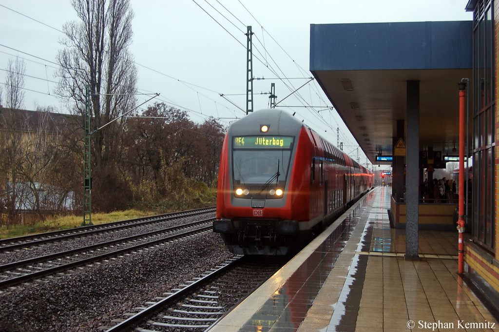 RE4 (RE 37309) von Rathenow nach J�terbog in Berlin Jungfernheide. Geschoben hatte die 112 104. 13.12.2011