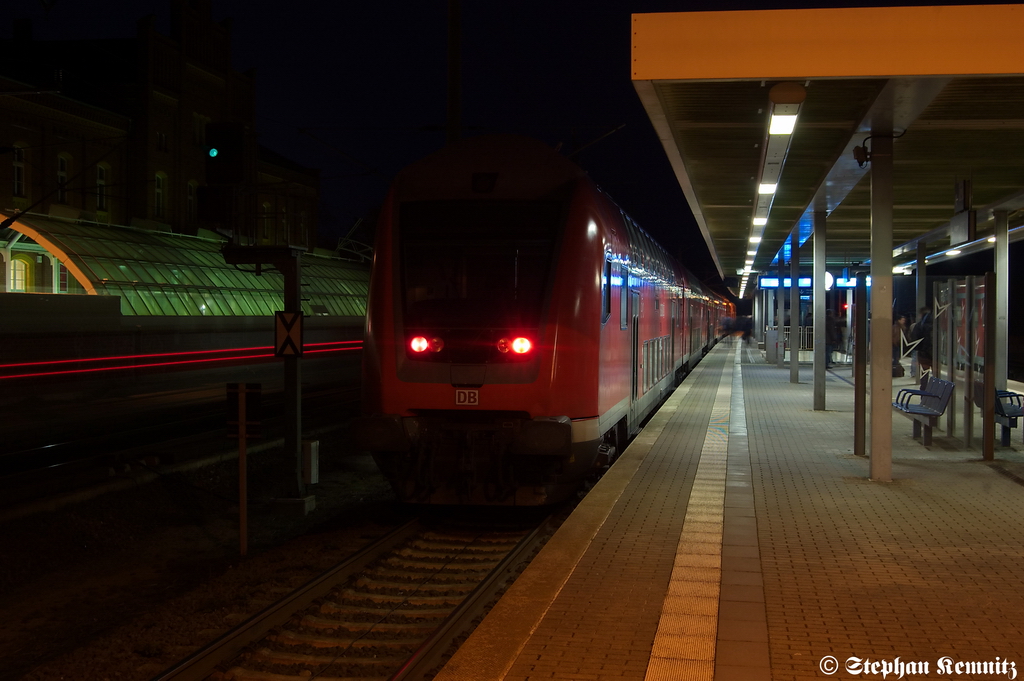 RE4 (RE 37333) von Rathenow nach J�terbog in Rathenow. Gezogen hatte die 114 003-7. Hier handelt es sich eigentlich um eine RE1-Garnitur. 20.12.2011 