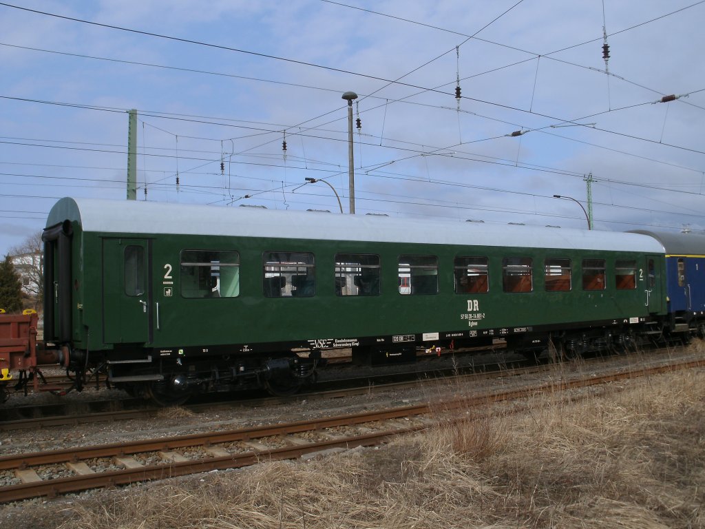 Rekositzwagen Bghwe 57 50 18-14 661-2 am 15.M�rz 2011 in Bergen/R�gen.