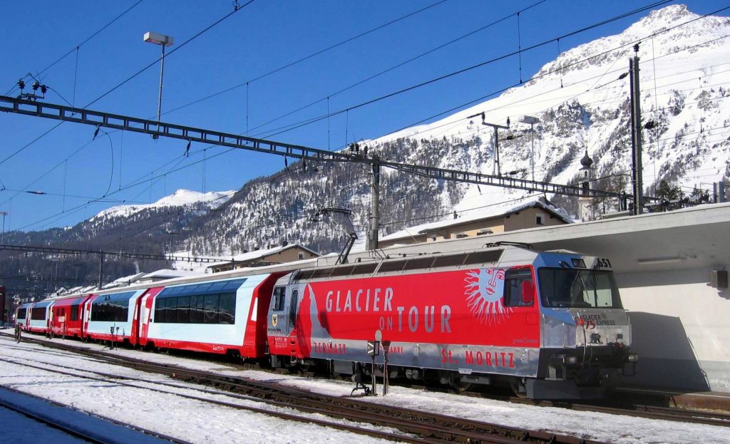 RhB Ge 4/4 III 651 Fideris mit einer nagelneuen GEX-Wagengarnitur bei einem Zwischenhalt in Samedan. Die RhB machte am 17.03.2006 ein Photoshooting mit Helicopteraufnahmen auf der Strecke zwischen St. Moritz und Chur fr Werbezwecke.