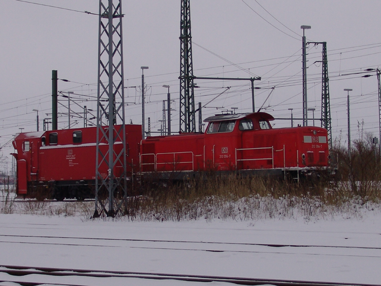 Rostocker Schneepflug stand mit 212 094-7 am 05.12.10 in Bereitschaft im Bh Rostock.
