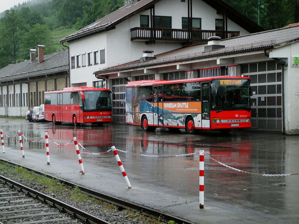 RVO Bahnbusse abgestellt beim Bahnhof Tegernsee