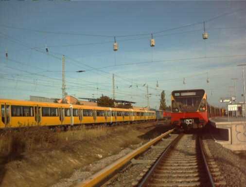 S-Bahn in Hennigsdorf (BR 480) neben an zu sehen �berf�hrung eines U-Bahn Zuges (BVG)