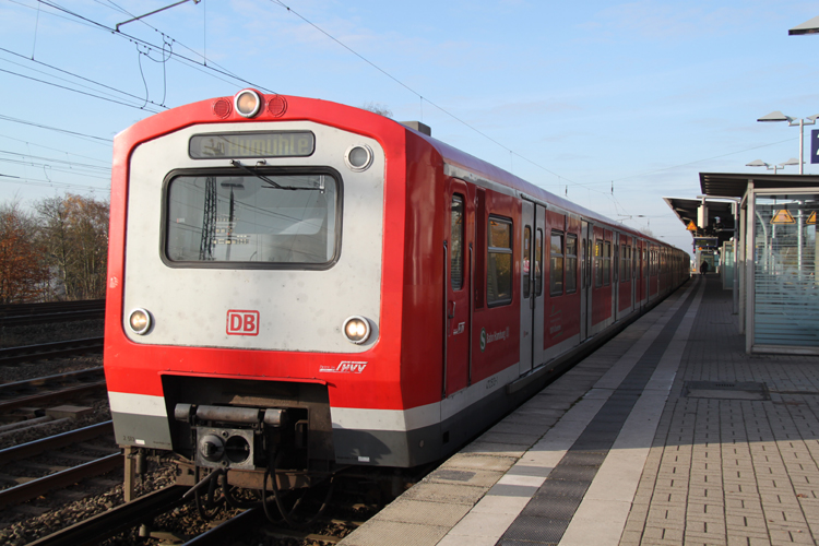 S21 von Hamburg Elbgaustr. nach Aumhle kurz nach der Ankunft in Hamburg-Eidelstedt.20.11.2011