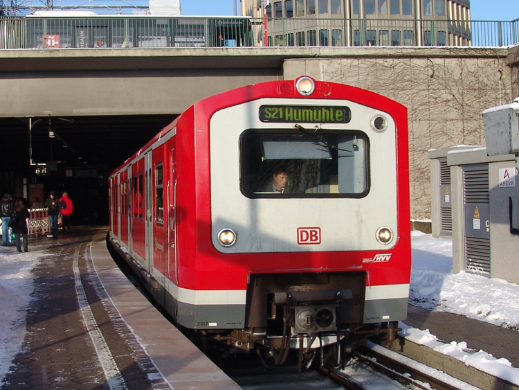 S21 von Hamburg Elbgaustr. Richtung Aumhle bei der Ausfahrt am S-Bahnsteig im Hamburger Hbf.(18.12.10)