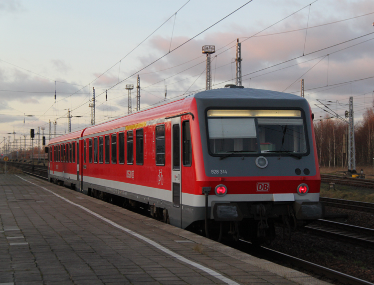 S3 von Rostock Hbf nach Rostock-Seehafen/Nord kurz vor der Ausfahrt im Haltepunkt Rostock-Dierkow.04.01.2012