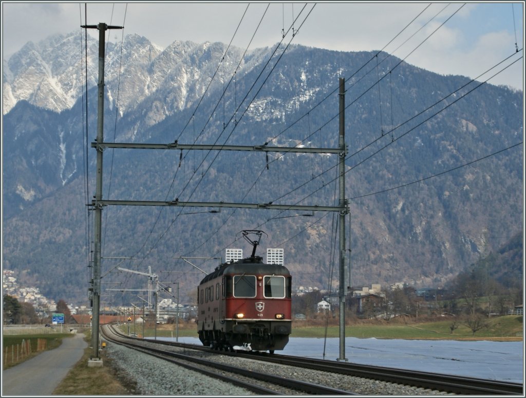 SBB Re 6/6 11623 unterwegs auf der RhB bei Felsberg.
15. Mrz 2013