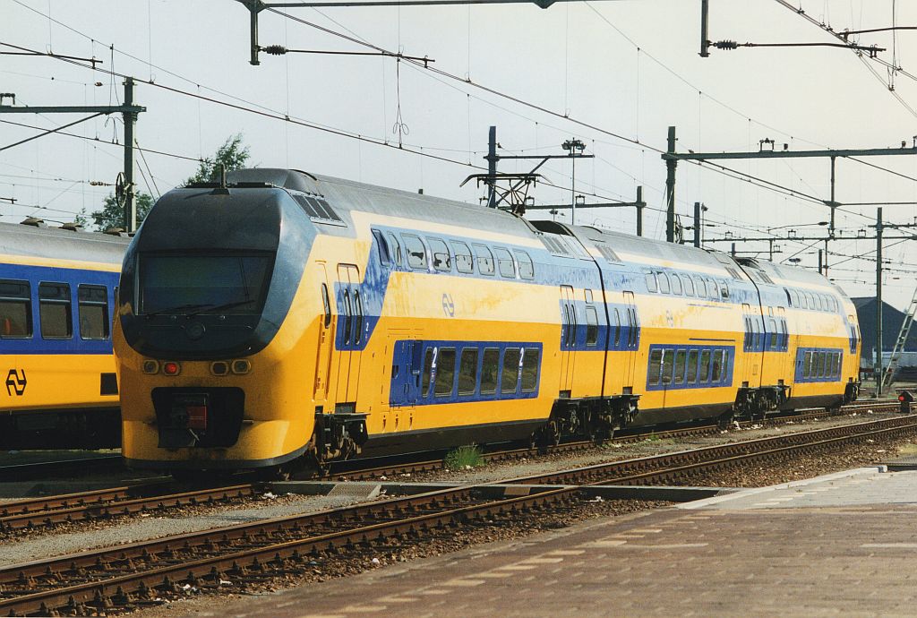 Scan und Bild: Hans van der Sluis.

NS treinstel IRM-3 nog voor de verlenging naar vierwagenstellen. Roosendaal juni 1996. Scan van foto.