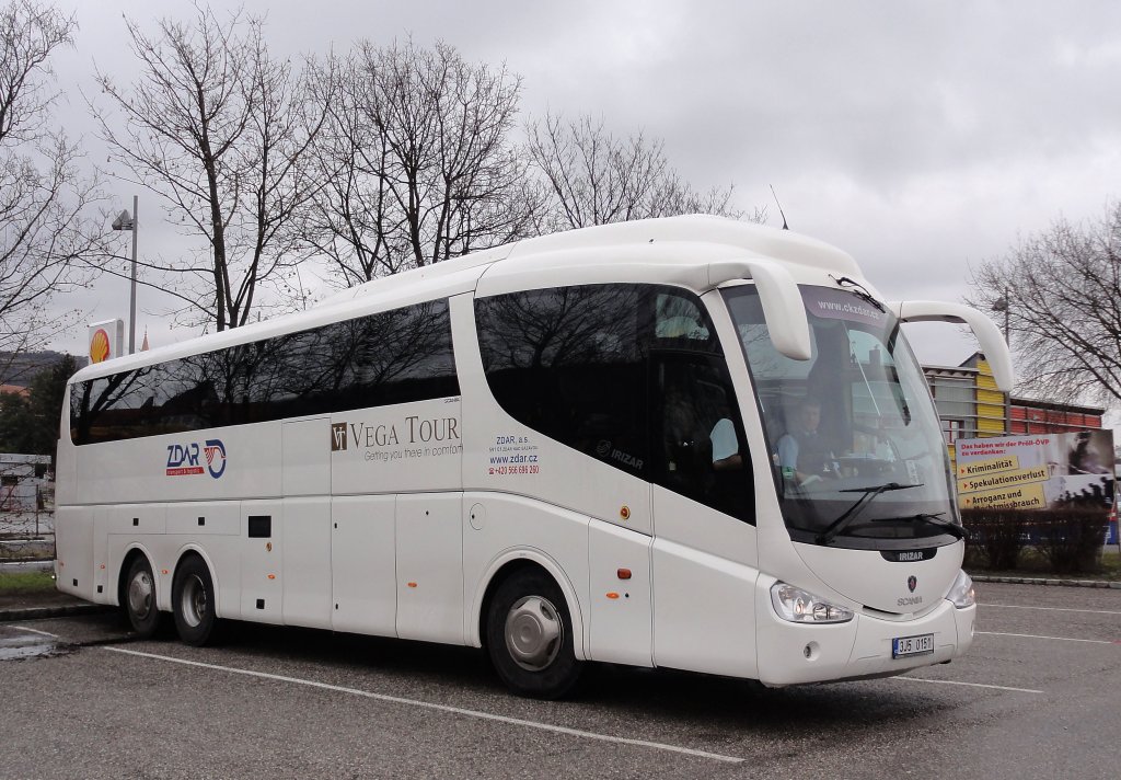 SCANIA IRIZAR von VEGA TOURS aus der CZ im Jnner 2013 in Krems an der Donau.