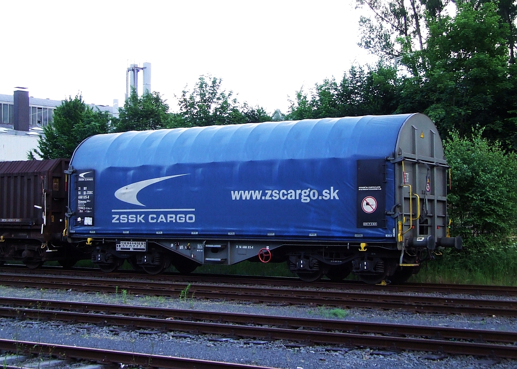 Schiebeplanenwagen fr Coiltransporte Shimmns der slowakischen Firma ZSSK Cargo am 08.06.2008 in Herdorf auf der Gleisanlage der Kreisbahn Siegen-Wittgenstein (KSW). 