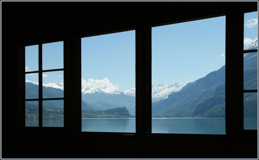 Sch�ne Aussichten bietet die kleine Haltestelle Ebligen am Brienzersee.
5. Juni 2013